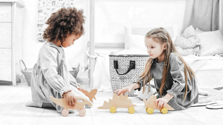 2 fillettes jouant avec des jouets en bois